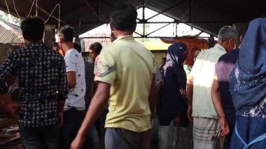 Bangladeş 'in önde gelen şehirlerinden biri olan Rangpur' daki Pouro Bazar pazarında kimliği belirsiz kişiler.