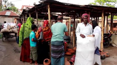 Bangladeş 'in önde gelen şehirlerinden biri olan Rangpur' daki Pouro Bazar pazarında kimliği belirsiz kişiler.