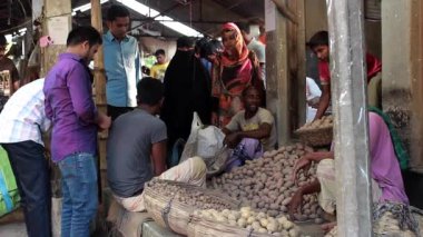 Bangladeş 'in önde gelen şehirlerinden biri olan Rangpur' daki Pouro Bazar pazarında kimliği belirsiz kişiler.