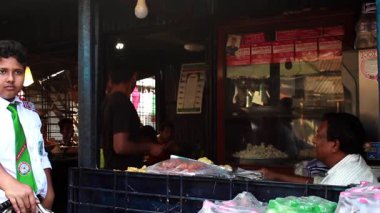 Bangladeş 'in önde gelen şehirlerinden biri olan Rangpur' daki Pouro Bazar pazarında kimliği belirsiz kişiler.