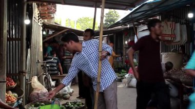 Bangladeş 'in önde gelen şehirlerinden biri olan Rangpur' daki Pouro Bazar pazarında kimliği belirsiz kişiler.