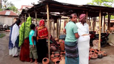 Bangladeş 'in önde gelen şehirlerinden biri olan Rangpur' daki Pouro Bazar pazarında kimliği belirsiz kişiler.