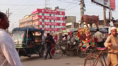 Bangladeş 'in başkenti Dhaka' nın Elaka ilçesinde kimliği belirsiz kişiler ve sokak trafiği