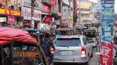 Bangladeş 'in başkenti Dhaka' nın Elaka ilçesinde kimliği belirsiz kişiler ve sokak trafiği