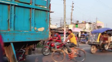 Bangladeş 'in başkenti Dhaka' nın Elaka ilçesinde kimliği belirsiz kişiler ve sokak trafiği