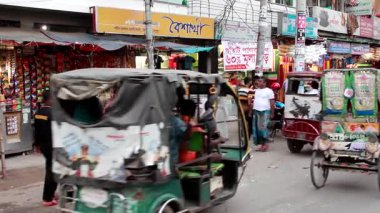 Bangladeş 'in başkenti Dhaka' nın Elaka ilçesinde kimliği belirsiz kişiler ve sokak trafiği