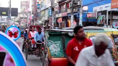 Bangladeş 'in başkenti Dhaka' nın Elaka ilçesinde kimliği belirsiz kişiler ve sokak trafiği