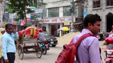 Bangladeş 'in başkenti Dhaka' nın Elaka ilçesinde kimliği belirsiz kişiler ve sokak trafiği