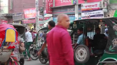 Bangladeş 'in başkenti Dhaka' nın Elaka ilçesinde kimliği belirsiz kişiler ve sokak trafiği