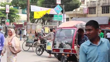 Bangladeş 'in başkenti Dhaka' nın Elaka ilçesinde kimliği belirsiz kişiler ve sokak trafiği