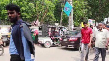 Bangladeş 'in başkenti Dhaka' nın Elaka ilçesinde kimliği belirsiz kişiler ve sokak trafiği