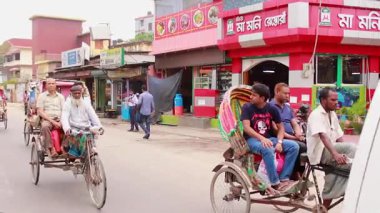 Bangladeş 'in başkenti Dhaka' nın Elaka ilçesindeki kimliği belirsiz insanlar ve sokak trafiği, yaklaşık Eylül 2021