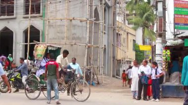 Bangladeş 'in başkenti Dhaka' nın Elaka ilçesindeki kimliği belirsiz insanlar ve sokak trafiği, yaklaşık Eylül 2021