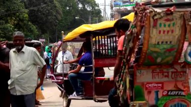 Bangladeş 'in başkenti Dhaka' nın Elaka ilçesinde kimliği belirsiz kişiler ve sokak trafiği