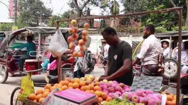 Bangladeş 'in başkenti Dhaka' nın Elaka ilçesindeki kimliği belirsiz insanlar ve sokak trafiği, yaklaşık Eylül 2021