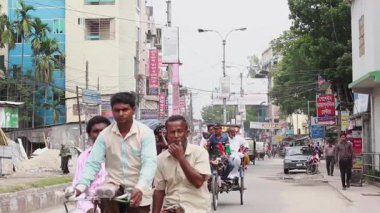 Bangladeş 'in başkenti Dhaka' nın Elaka ilçesindeki kimliği belirsiz insanlar ve sokak trafiği, yaklaşık Eylül 2021