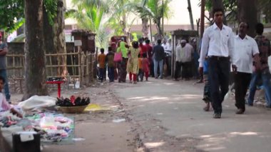 Bangladeş 'in başkenti Dhaka' nın Elaka ilçesindeki kimliği belirsiz insanlar ve sokak trafiği, yaklaşık Eylül 2021