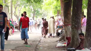 Bangladeş 'in başkenti Dhaka' nın Elaka ilçesindeki kimliği belirsiz insanlar ve sokak trafiği, yaklaşık Eylül 2021