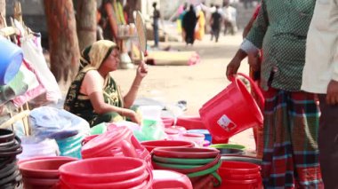 Bangladeş 'in başkenti Dhaka' nın Elaka ilçesindeki kimliği belirsiz insanlar ve sokak trafiği, yaklaşık Eylül 2021