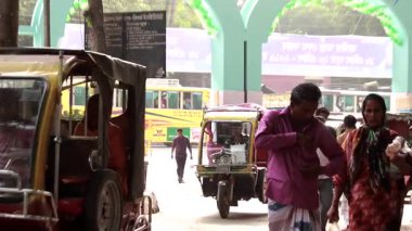 Bangladeş 'in başkenti Dhaka' nın Elaka ilçesindeki kimliği belirsiz insanlar ve sokak trafiği, yaklaşık Eylül 2021