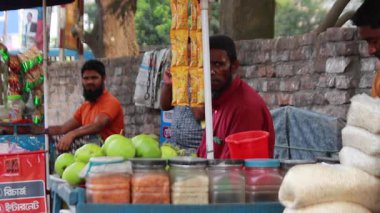 Bangladeş 'in başkenti Dhaka' nın Elaka ilçesindeki kimliği belirsiz insanlar ve sokak trafiği, yaklaşık Eylül 2021