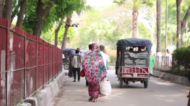 Bangladeş 'in başkenti Dhaka' nın Elaka ilçesindeki kimliği belirsiz insanlar ve sokak trafiği, yaklaşık Eylül 2021