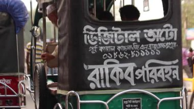 Bangladeş 'in başkenti Dhaka' nın Elaka ilçesindeki kimliği belirsiz insanlar ve sokak trafiği, yaklaşık Eylül 2021