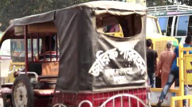 Bangladeş 'in başkenti Dhaka' nın Elaka ilçesindeki kimliği belirsiz insanlar ve sokak trafiği, yaklaşık Eylül 2021