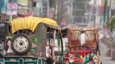 Bangladeş 'in başkenti Dhaka' nın Elaka ilçesindeki kimliği belirsiz insanlar ve sokak trafiği, yaklaşık Eylül 2021