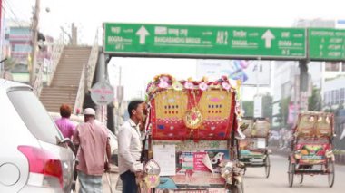 Bangladeş 'in başkenti Dhaka' nın Elaka ilçesindeki kimliği belirsiz insanlar ve sokak trafiği, yaklaşık Eylül 2021