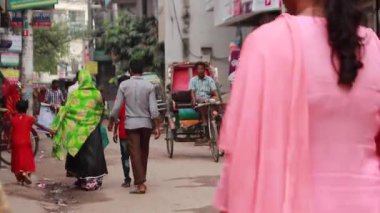 Bangladeş 'in başkenti Dhaka' nın Elaka ilçesindeki kimliği belirsiz insanlar ve sokak trafiği, yaklaşık Eylül 2021