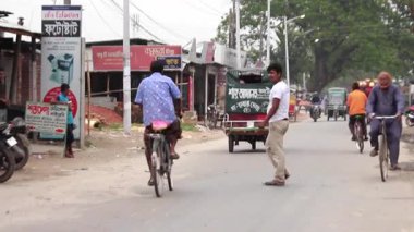 Bangladeş 'in başkenti Dhaka' nın Elaka ilçesindeki kimliği belirsiz insanlar ve sokak trafiği, yaklaşık Eylül 2021