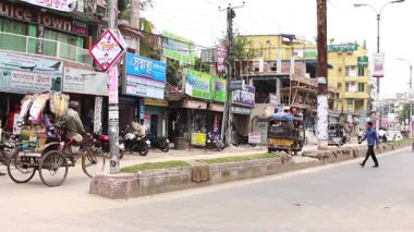 Bangladeş 'in önde gelen şehirlerinden biri olan Payra Chattar, Rangpur' daki kimliği belirsiz insanlar ve sokak trafiği, yaklaşık Eylül 2021 'de