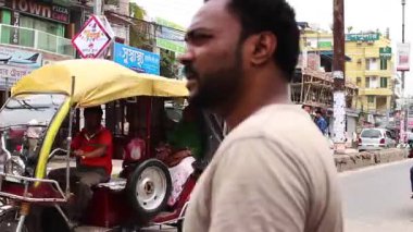 Bangladeş 'in önde gelen şehirlerinden biri olan Payra Chattar, Rangpur' daki kimliği belirsiz insanlar ve sokak trafiği, yaklaşık Eylül 2021 'de