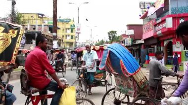 Bangladeş 'in önde gelen şehirlerinden biri olan Payra Chattar, Rangpur' daki kimliği belirsiz insanlar ve sokak trafiği, yaklaşık Eylül 2021 'de