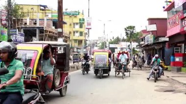 Bangladeş 'in önde gelen şehirlerinden biri olan Payra Chattar, Rangpur' daki kimliği belirsiz insanlar ve sokak trafiği, yaklaşık Eylül 2021 'de