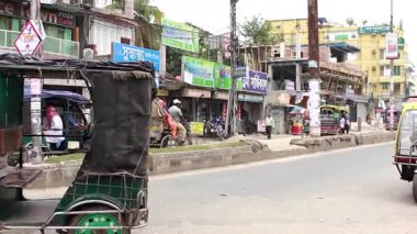 Bangladeş 'in önde gelen şehirlerinden biri olan Payra Chattar, Rangpur' daki kimliği belirsiz insanlar ve sokak trafiği, yaklaşık Eylül 2021 'de