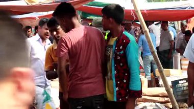 Bangladeş 'in önde gelen şehirlerinden biri olan Rangpur' daki Pouro Bazar pazarında kimliği belirsiz kişiler.