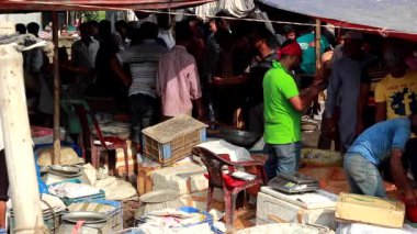 Bangladeş 'in önde gelen şehirlerinden biri olan Rangpur' daki Pouro Bazar pazarında kimliği belirsiz kişiler.