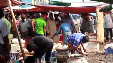 Bangladeş 'in önde gelen şehirlerinden biri olan Rangpur' daki Pouro Bazar pazarında kimliği belirsiz kişiler.