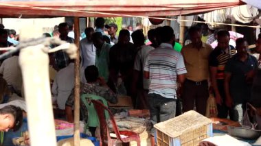 Bangladeş 'in önde gelen şehirlerinden biri olan Rangpur' daki Pouro Bazar pazarında kimliği belirsiz kişiler.