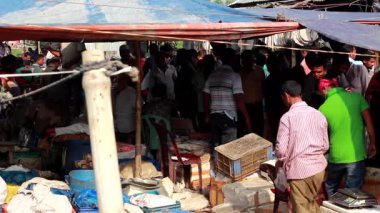 Bangladeş 'in önde gelen şehirlerinden biri olan Rangpur' daki Pouro Bazar pazarında kimliği belirsiz kişiler.