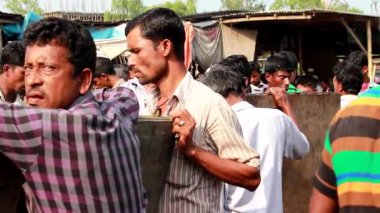 Bangladeş 'in önde gelen şehirlerinden biri olan Rangpur' daki Pouro Bazar pazarında kimliği belirsiz kişiler.