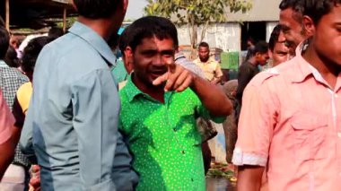 Bangladeş 'in önde gelen şehirlerinden biri olan Rangpur' daki Pouro Bazar pazarında kimliği belirsiz kişiler.