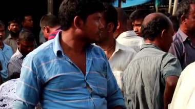 Bangladeş 'in önde gelen şehirlerinden biri olan Rangpur' daki Pouro Bazar pazarında kimliği belirsiz kişiler.