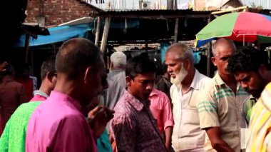 Bangladeş 'in önde gelen şehirlerinden biri olan Rangpur' daki Pouro Bazar pazarında kimliği belirsiz kişiler.