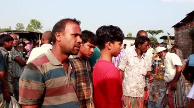 Bangladeş 'in önde gelen şehirlerinden biri olan Rangpur' daki Pouro Bazar pazarında kimliği belirsiz kişiler.