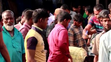 Bangladeş 'in önde gelen şehirlerinden biri olan Rangpur' daki Pouro Bazar pazarında kimliği belirsiz kişiler.