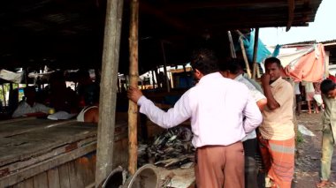 Bangladeş 'in önde gelen şehirlerinden biri olan Rangpur' daki Pouro Bazar pazarında kimliği belirsiz kişiler.