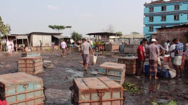 Bangladeş 'in önde gelen şehirlerinden biri olan Rangpur' daki Pouro Bazar pazarında kimliği belirsiz kişiler.